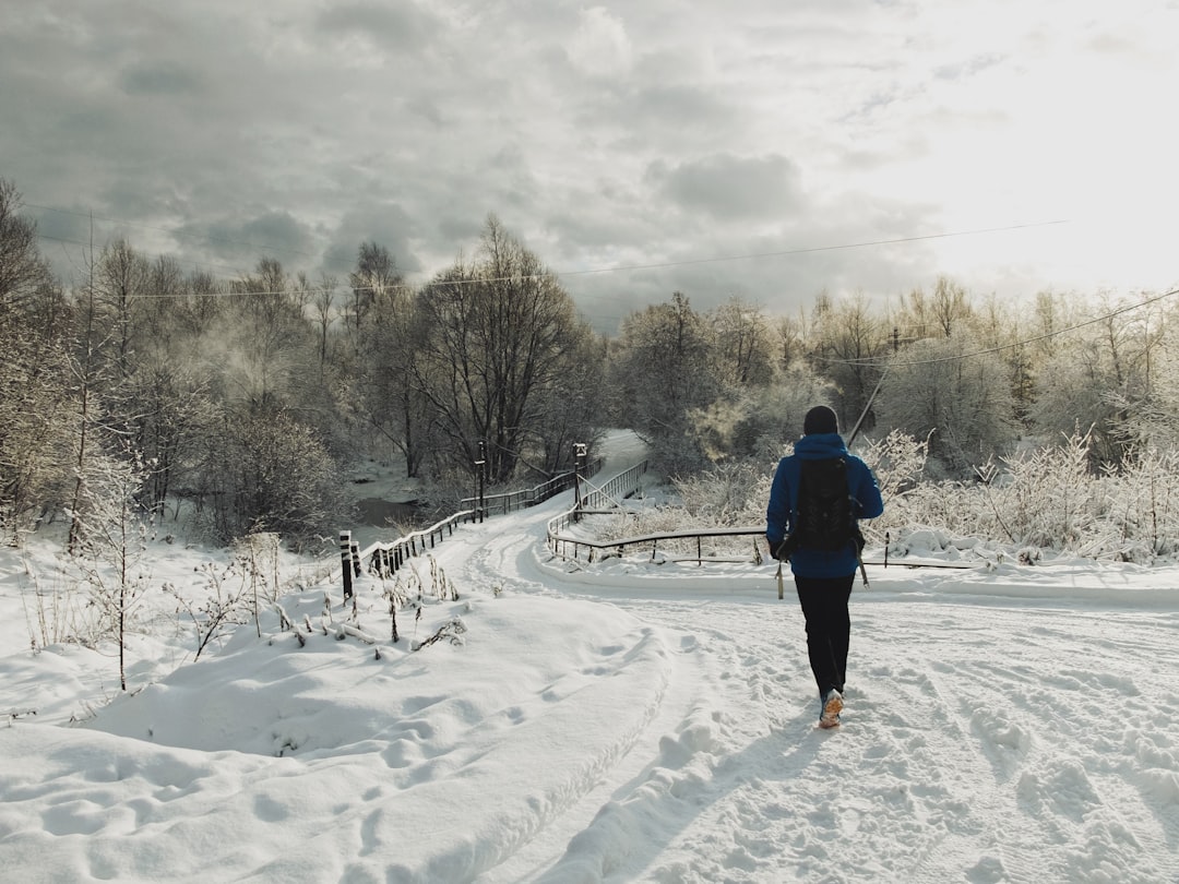 A winter runner breathing in cold air. Outdoor exercise in cold weather is exactly when your smart ring is least reliable, because vasoconstriction reduces blood flow to the fingers that carry the PPG sensor